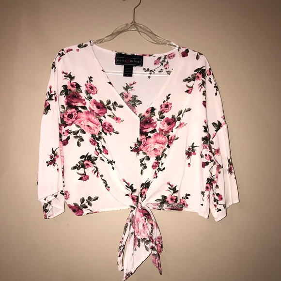 🛍🌸White Blossom Knotted Kimono Top🌸 - Picture 1 of 3
